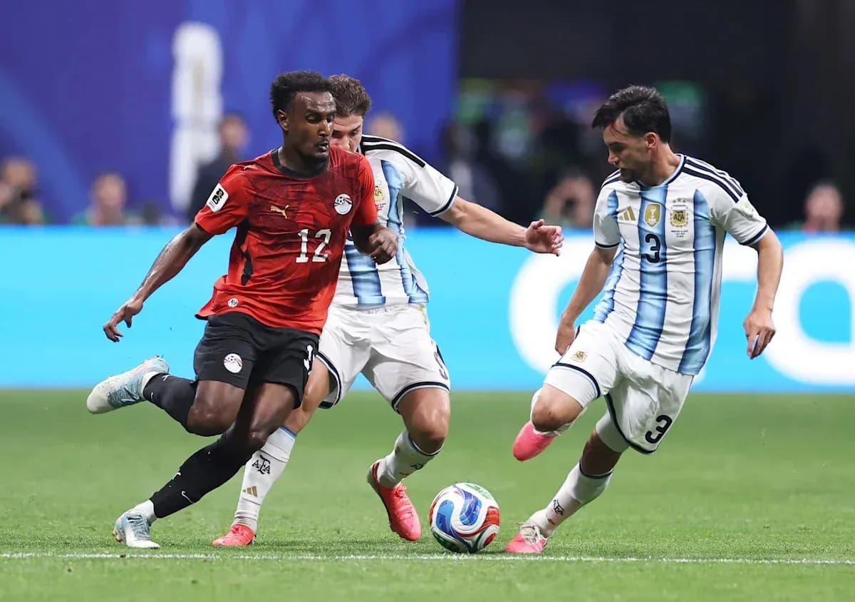 Jugador de Egipto desafiando a dos jugadores argentinos Jugador de Egipto desafiando a dos jugadores argentinos