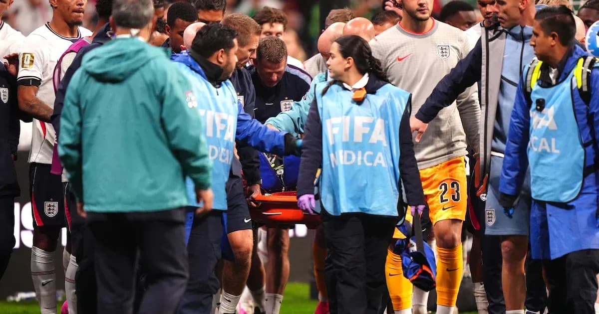 Jugadores y personal médico evacuando a un jugador lesionado Jugadores y personal médico evacuando a un jugador lesionado