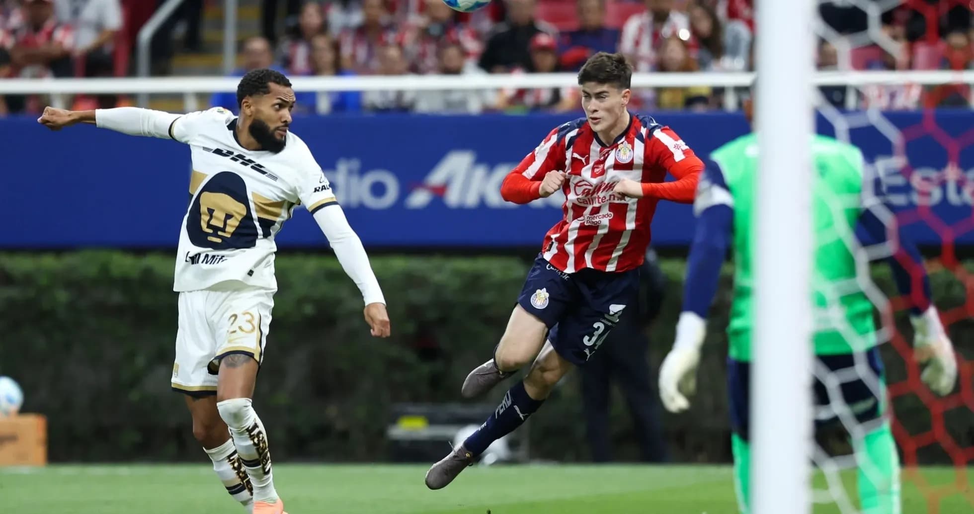 Jugador de Pumas en acción contra Chivas Jugador de Pumas en acción contra Chivas