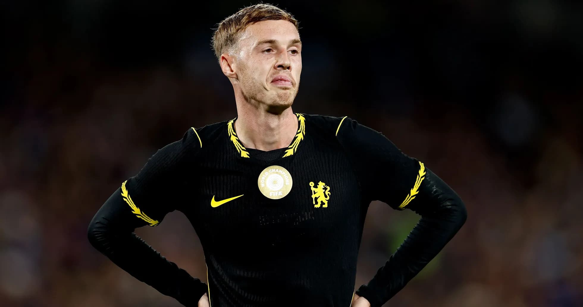 Jugador de Chelsea en uniforme negro durante partido Jugador de Chelsea en uniforme negro durante partido