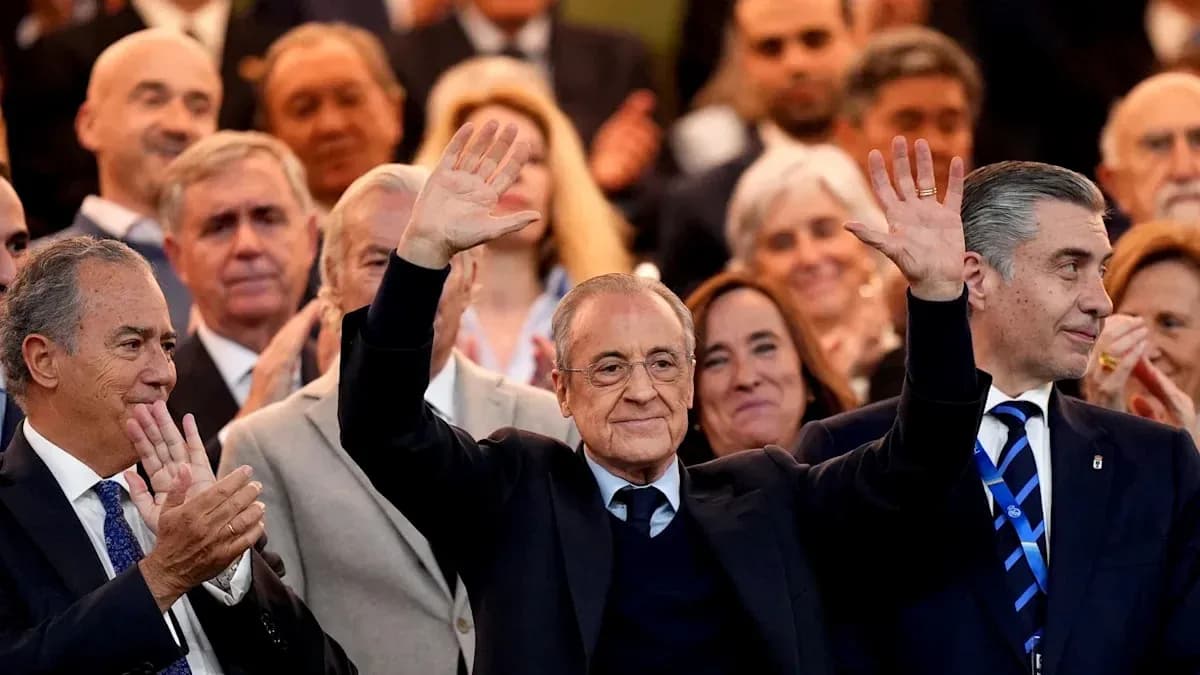 Person saludando en un evento con asistentes aplaudiendo Person saludando en un evento con asistentes aplaudiendo