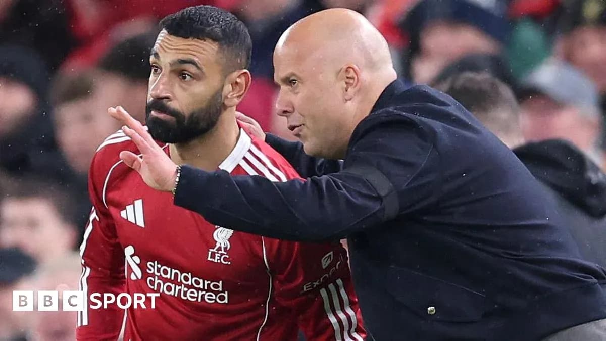 Jugador de Liverpool recibiendo instrucciones del entrenador Jugador de Liverpool recibiendo instrucciones del entrenador