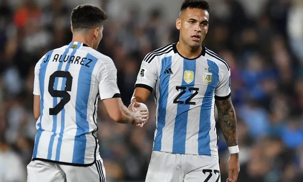 Jugadores de Argentina se saludan en el partido Jugadores de Argentina se saludan en el partido