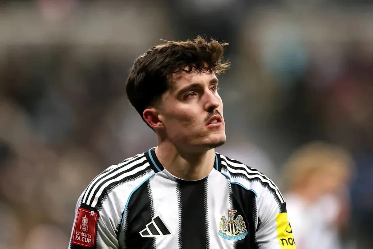 Jugador de Newcastle con camiseta de rayas en el campo Jugador de Newcastle con camiseta de rayas en el campo