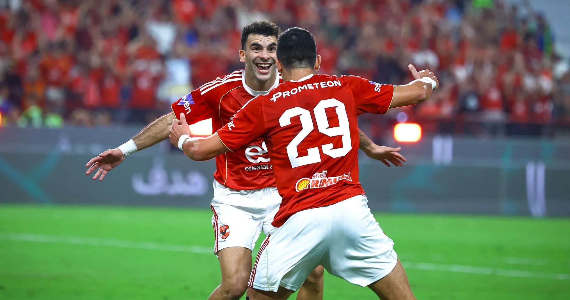 Jugadores celebrando un gol en el estadio Jugadores celebrando un gol en el estadio
