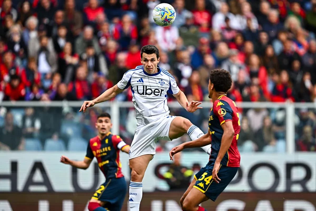 Jugador del Como intenta controlar el balón Jugador del Como intenta controlar el balón