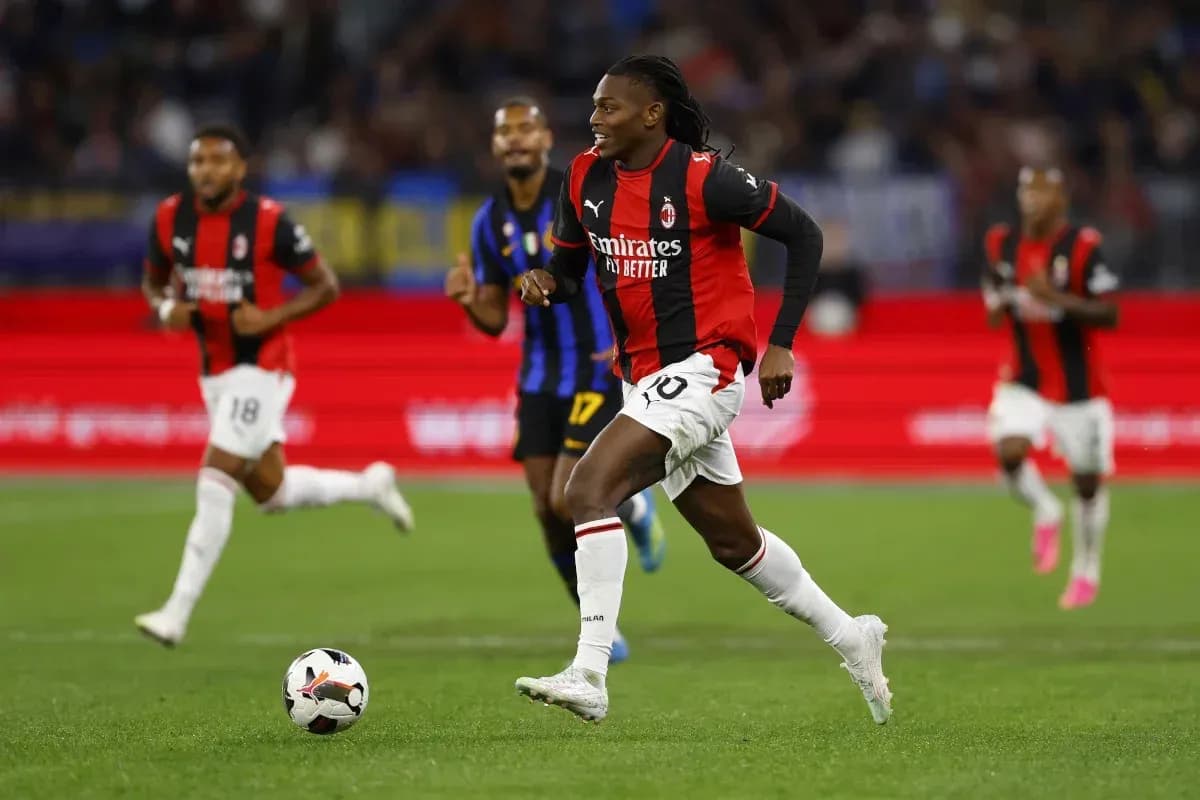 Jugador de AC Milan corriendo con el balón durante el partido Jugador de AC Milan corriendo con el balón durante el partido