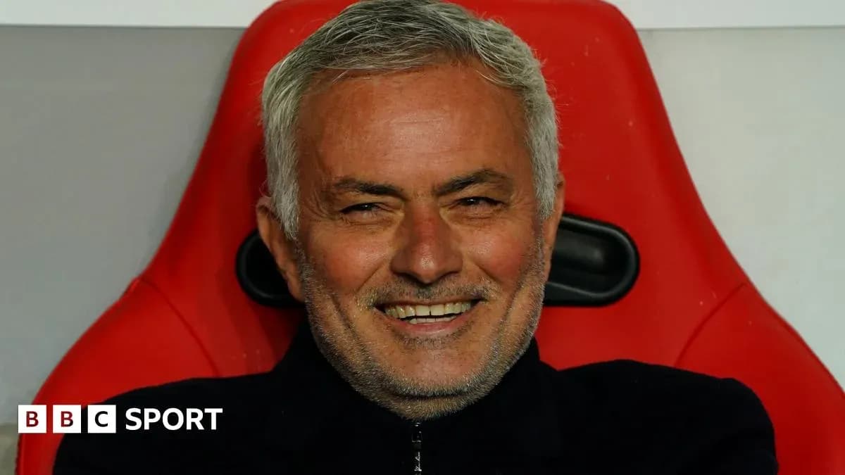 Entrenador sonriendo en el banquillo del partido Entrenador sonriendo en el banquillo del partido