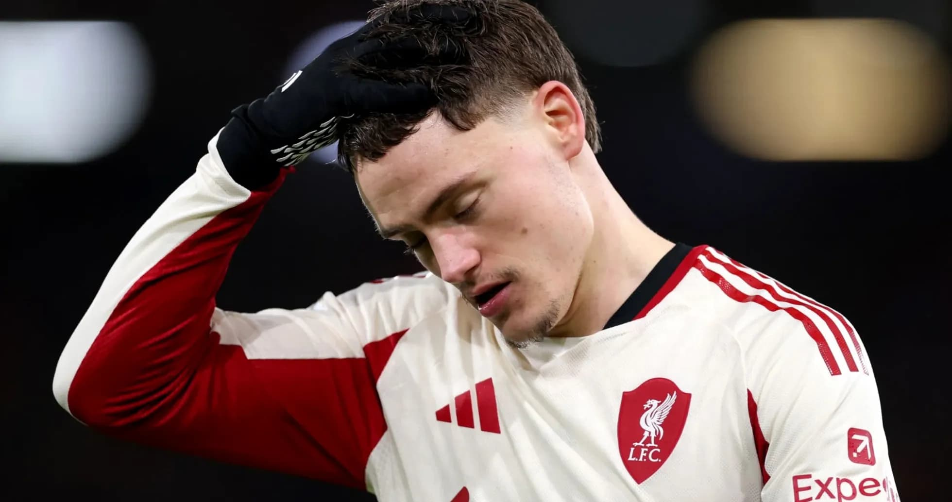 Jugador de Liverpool con la cabeza agachada en el campo Jugador de Liverpool con la cabeza agachada en el campo