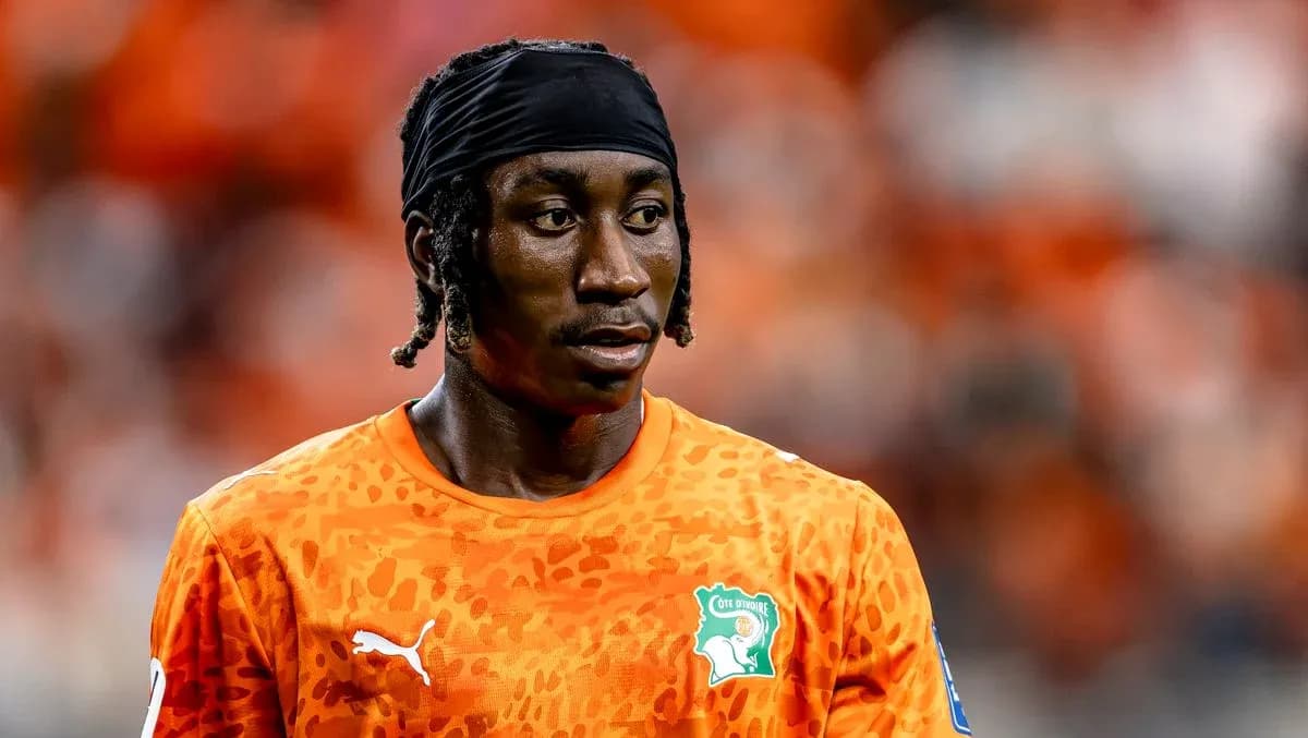 Jugador de fútbol con uniforme naranja de Côte d'Ivoire Jugador de fútbol con uniforme naranja de Côte d'Ivoire
