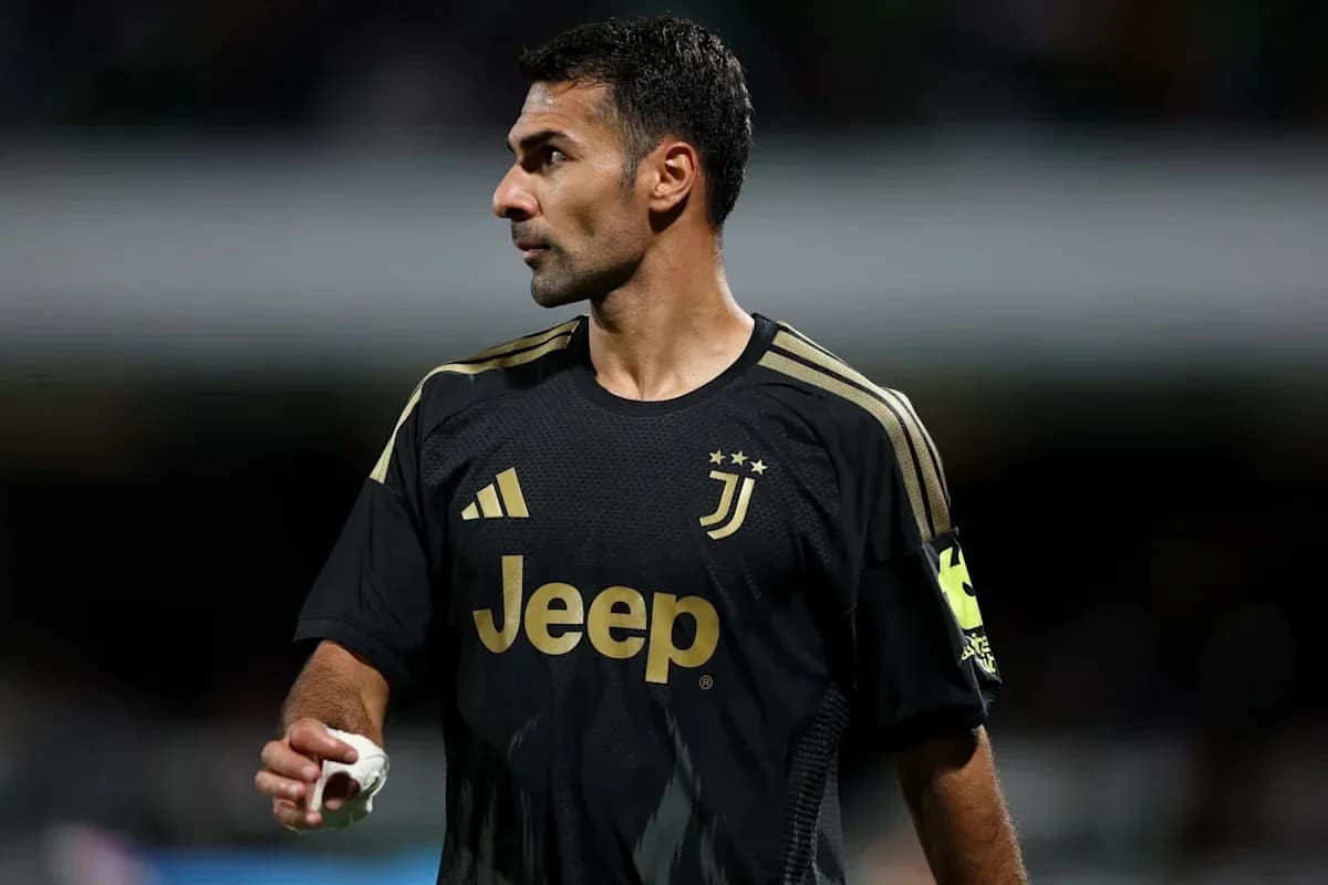 Jugador de Juventus con camiseta negra en el campo Jugador de Juventus con camiseta negra en el campo