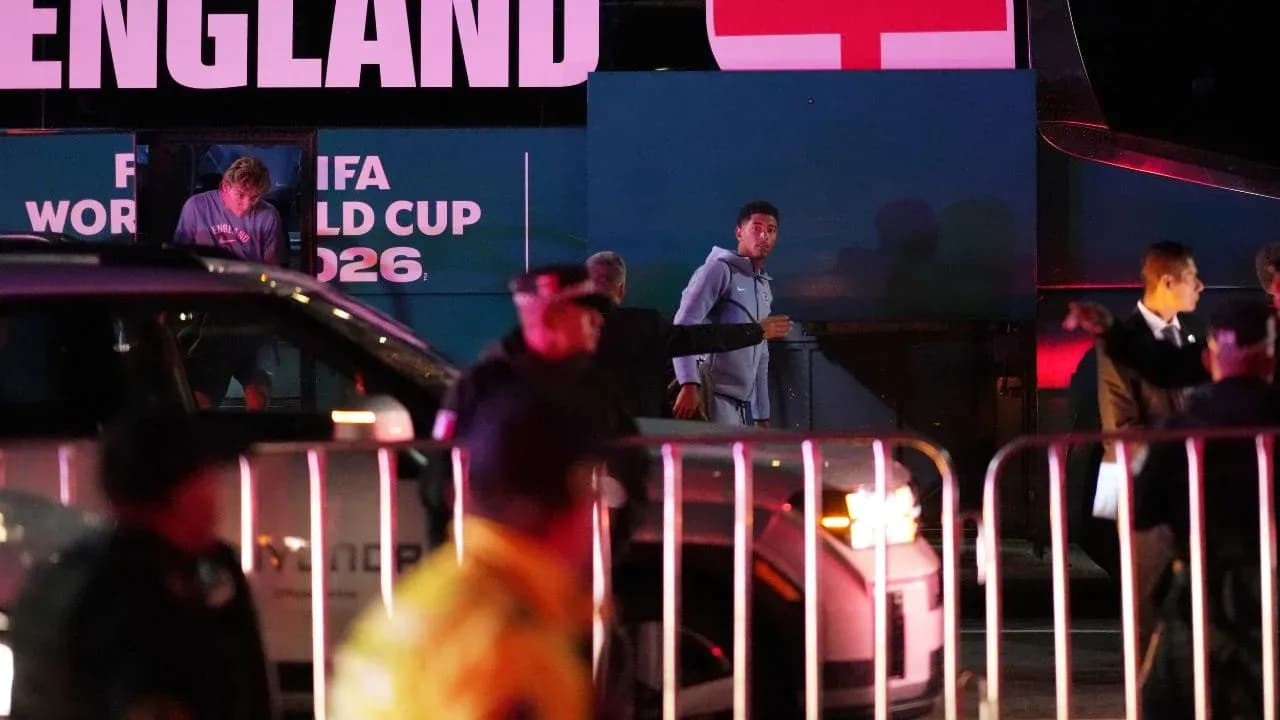 Jugadores de Inglaterra llegando al autobús del equipo Jugadores de Inglaterra llegando al autobús del equipo