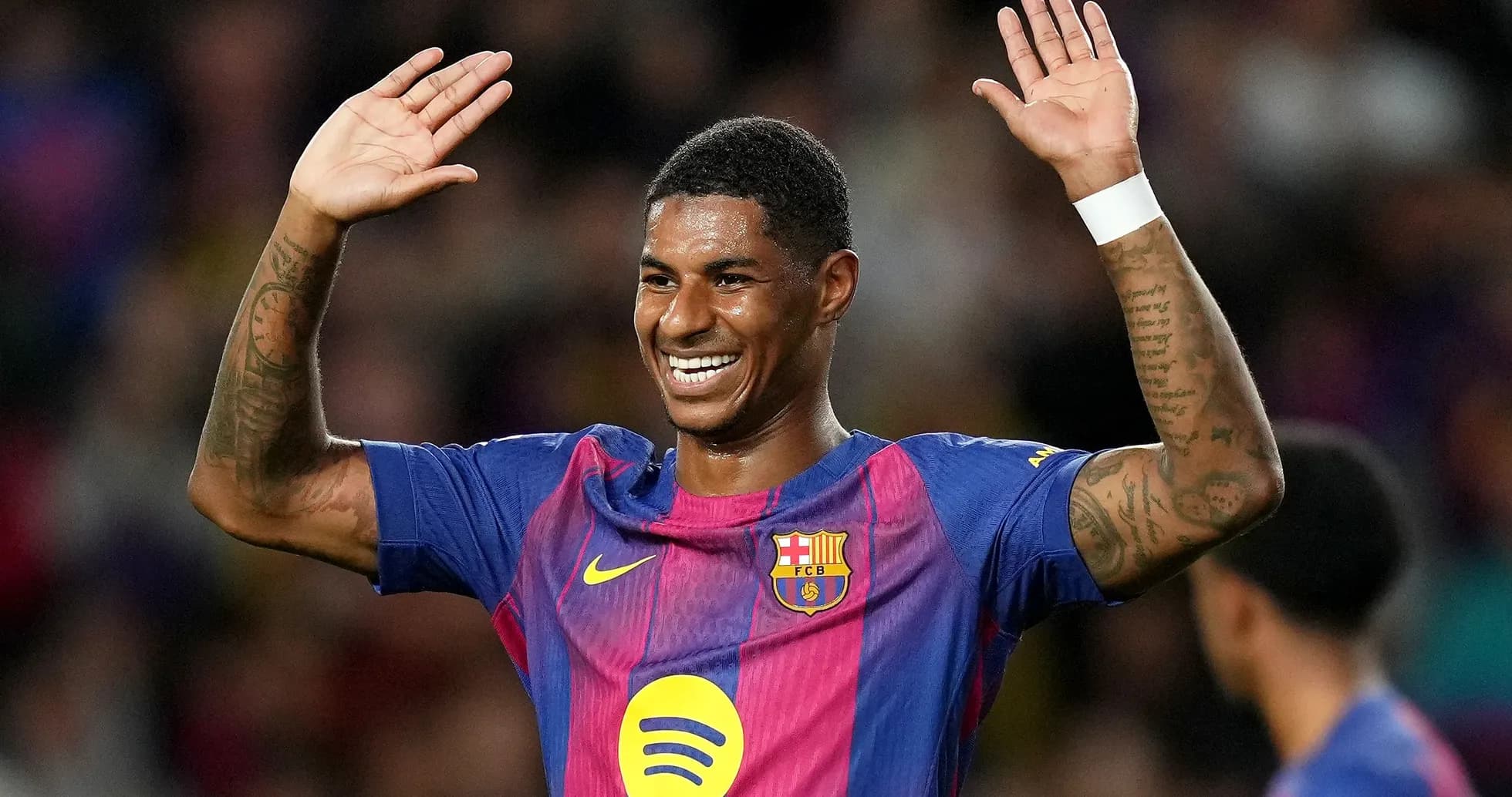 Jugador del Barcelona celebrando con los brazos levantados Jugador del Barcelona celebrando con los brazos levantados