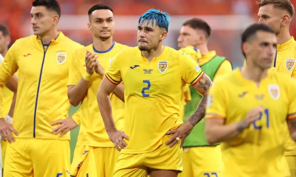Jugadores de Rumania en uniforme amarillo tras el partido Jugadores de Rumania en uniforme amarillo tras el partido