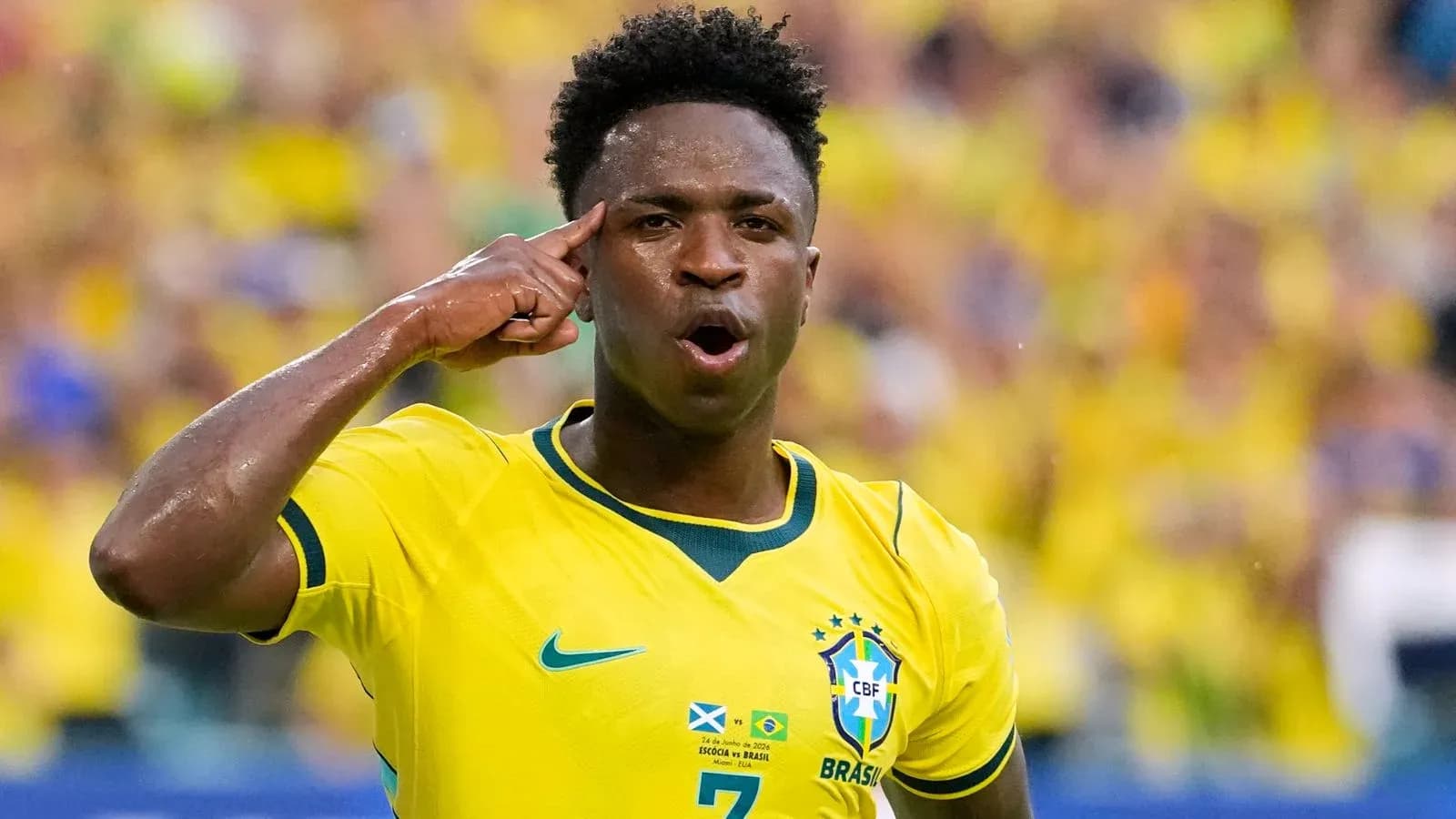 Jugador brasileño celebrando con gesto de la mano Jugador brasileño celebrando con gesto de la mano