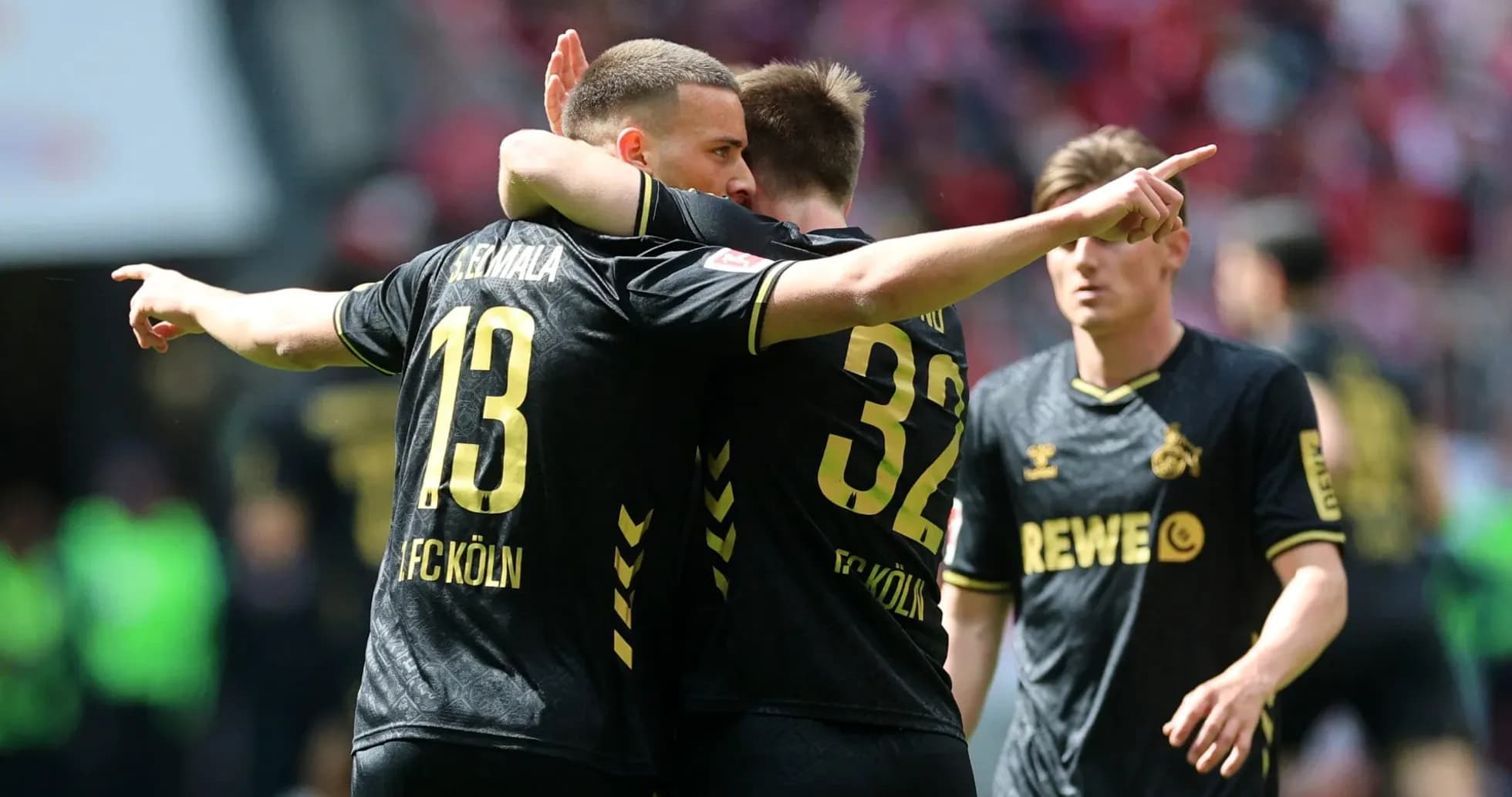 Jugadores de FC Köln celebrando un gol en el campo Jugadores de FC Köln celebrando un gol en el campo