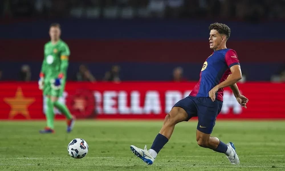 Jugador chutando el balón durante un partido Jugador chutando el balón durante un partido