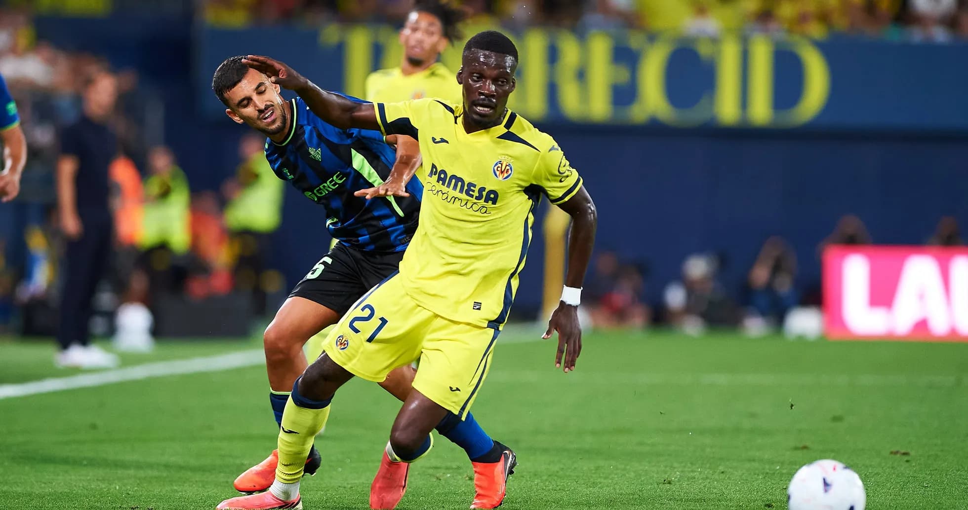Jugador de Villarreal driblando bajo presión en el campo Jugador de Villarreal driblando bajo presión en el campo