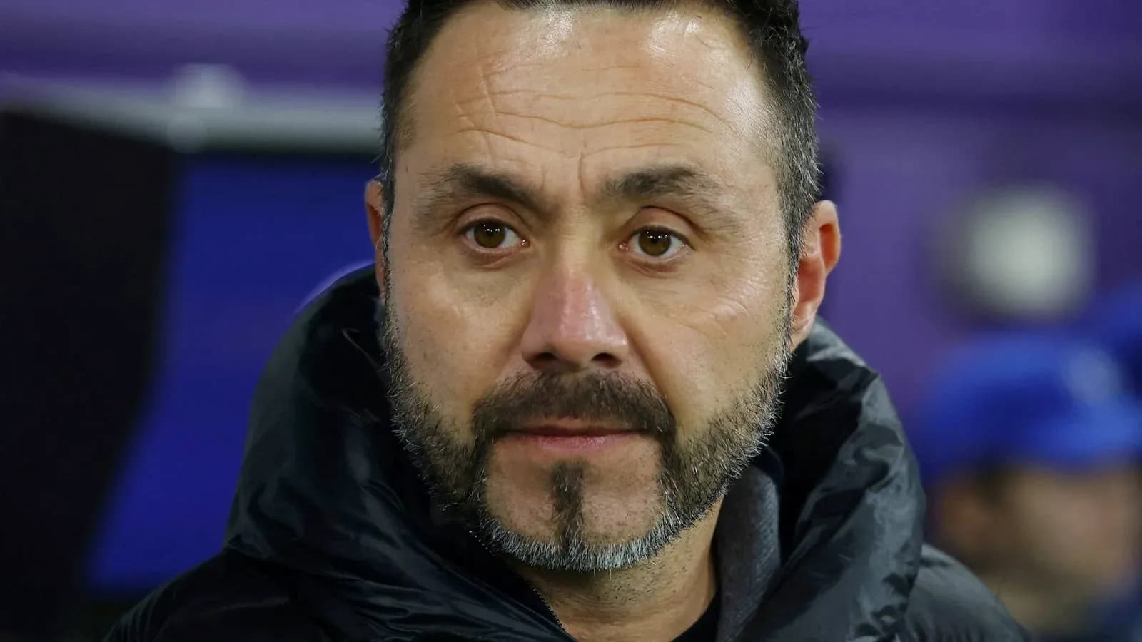 Entrenador observando el partido desde la banca Entrenador observando el partido desde la banca