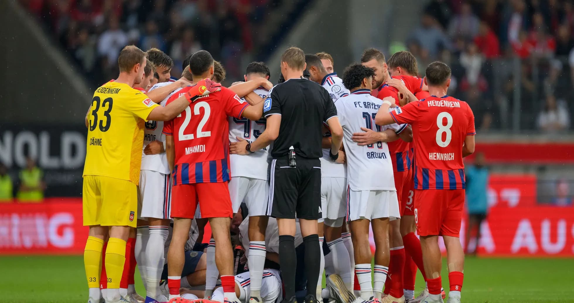 Jugadores de Heidenheim y Bayern Múnich en grupo Jugadores de Heidenheim y Bayern Múnich en grupo