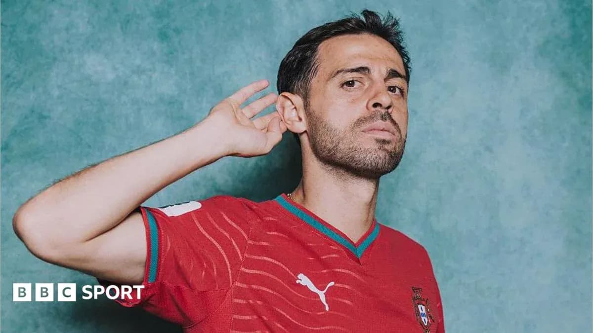 Jugador posando con camiseta de Portugal en estudio Jugador posando con camiseta de Portugal en estudio
