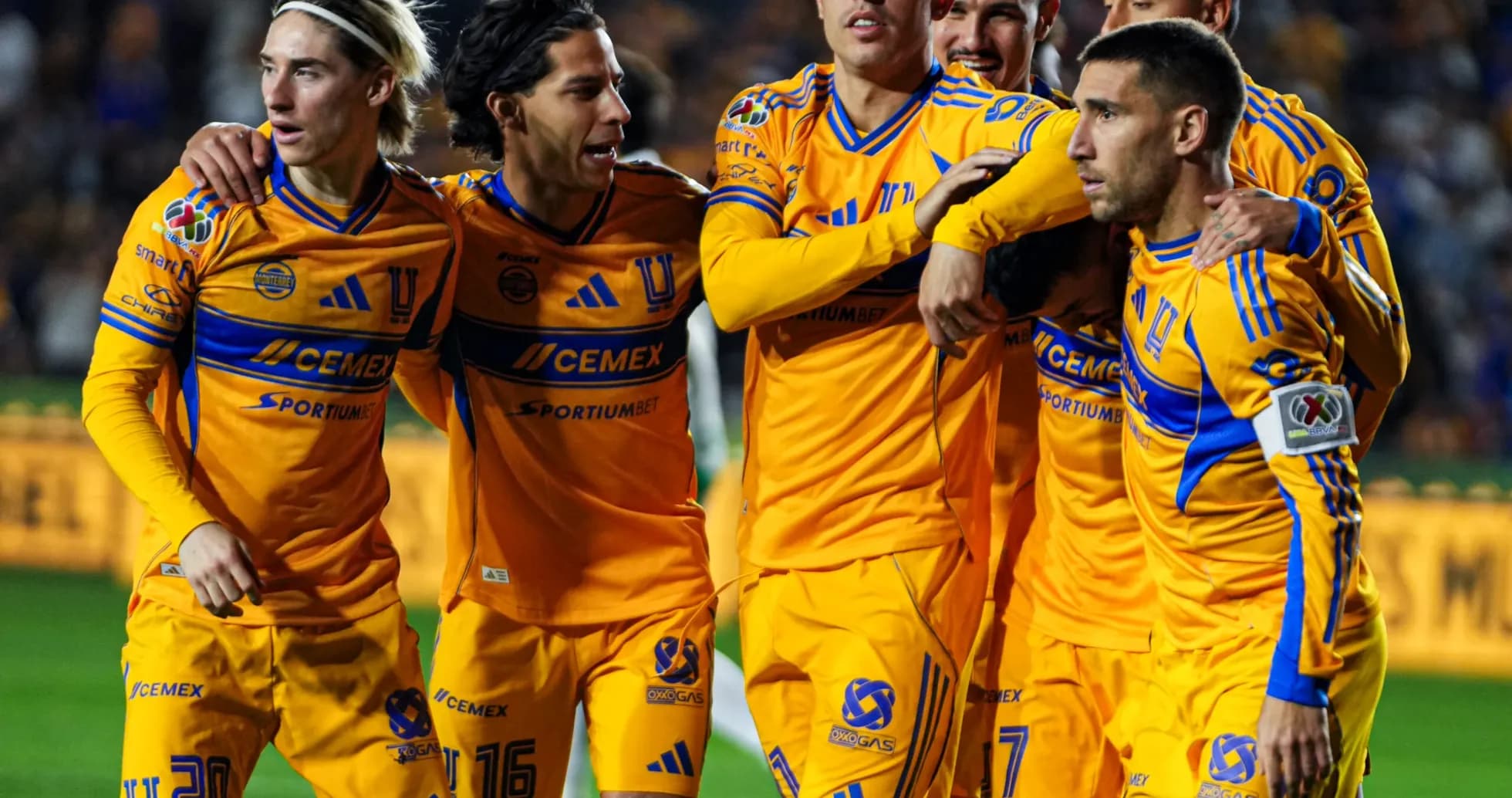 Jugadores de Tigres celebrando un gol Jugadores de Tigres celebrando un gol