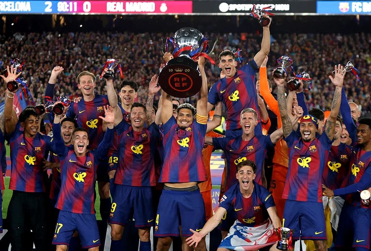 Jugadores del Barcelona celebrando el trofeo Jugadores del Barcelona celebrando el trofeo