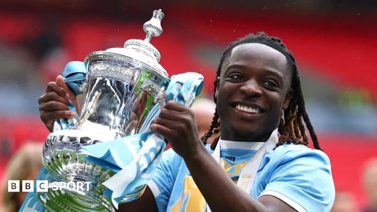 Jugador sosteniendo el trofeo en celebración Jugador sosteniendo el trofeo en celebración