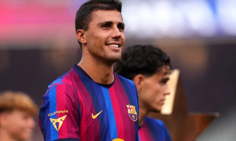 Jugador de Barcelona sonriendo en ceremonia de premiación Jugador de Barcelona sonriendo en ceremonia de premiación