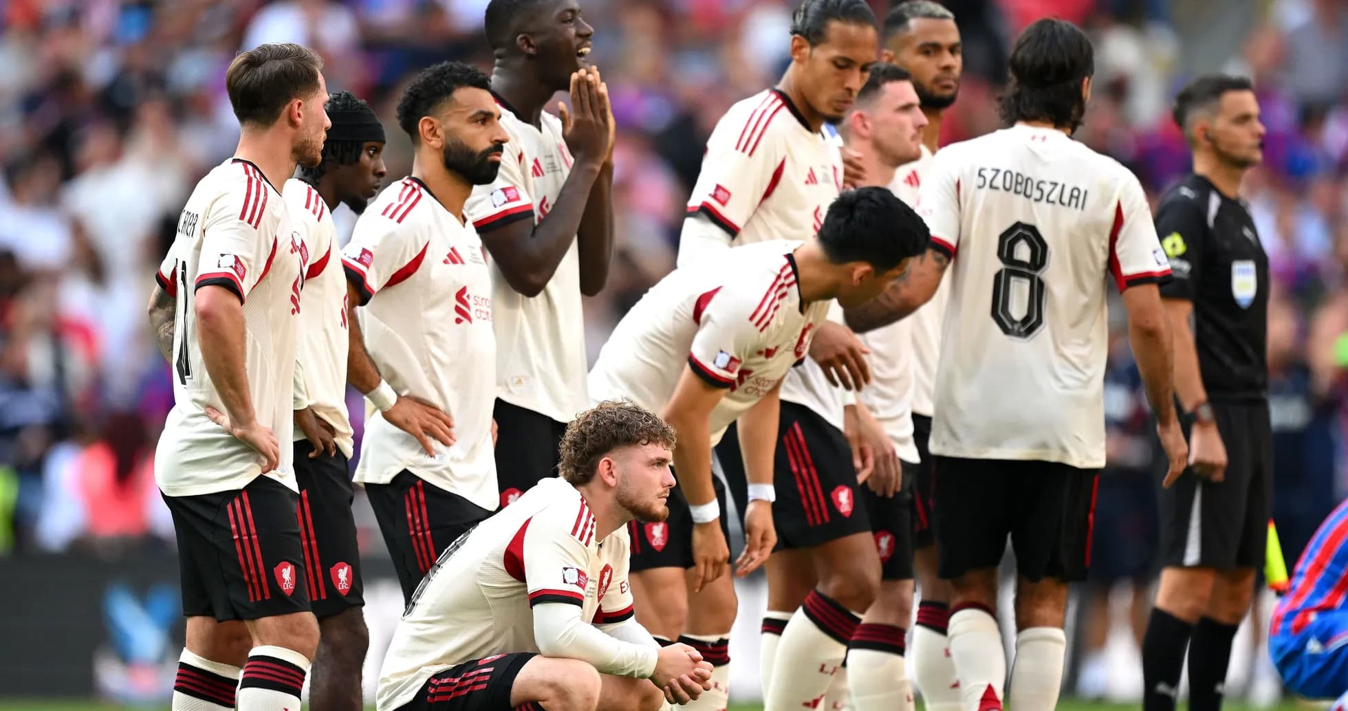 Jugadores de Liverpool en formación antes de un tiro libre Jugadores de Liverpool en formación antes de un tiro libre