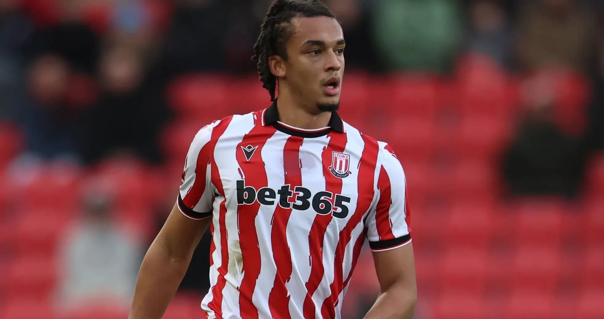 Jugador de Stoke City en uniforme con rayas rojas Jugador de Stoke City en uniforme con rayas rojas