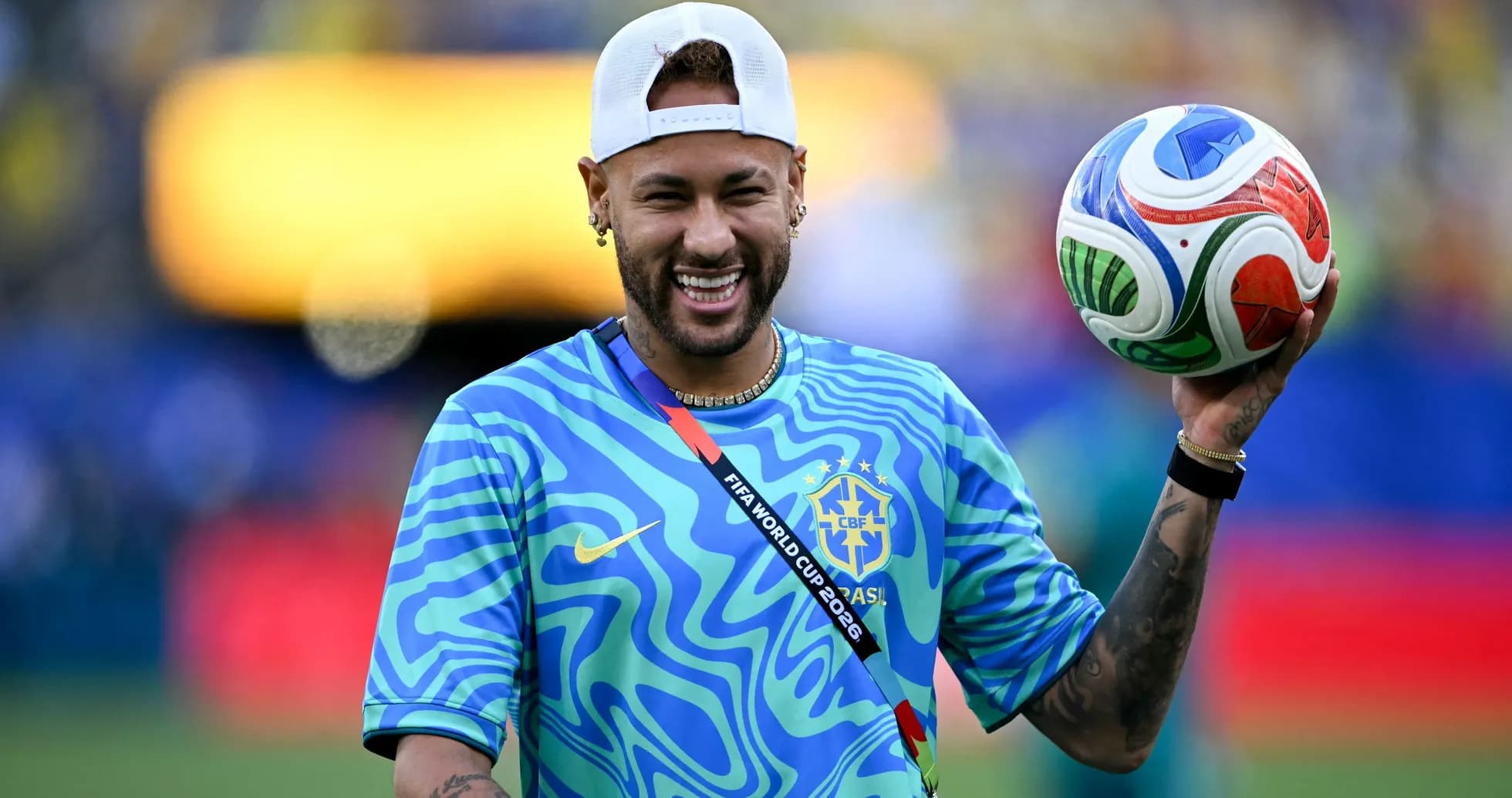 Neymar sosteniendo un balón durante evento deportivo Neymar sosteniendo un balón durante evento deportivo