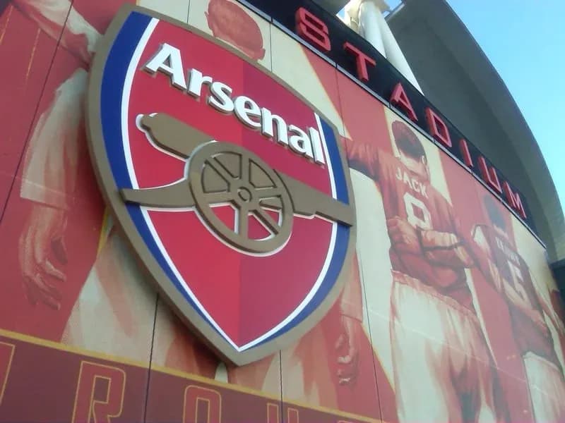 Escudo del Arsenal en el estadio del club Escudo del Arsenal en el estadio del club