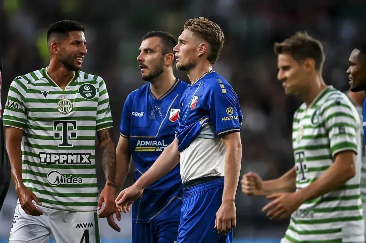 Jugadores de Ferencvarosi TC y Vojvodina en el campo Jugadores de Ferencvarosi TC y Vojvodina en el campo