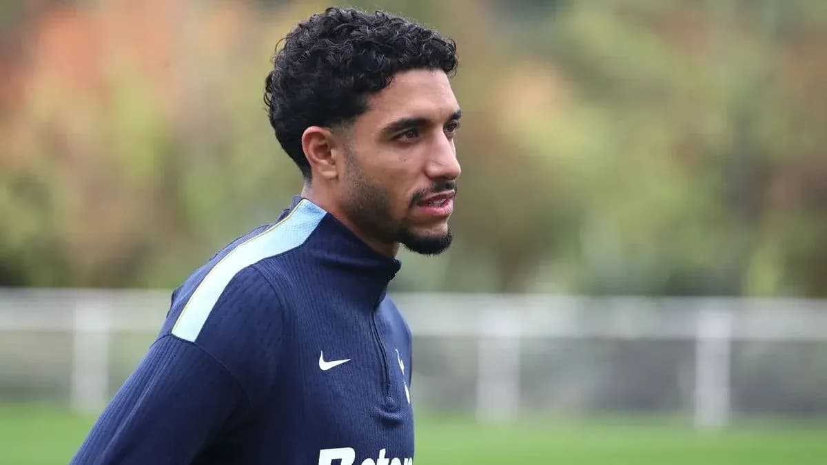 Jugador entrenando en campo de entrenamiento Jugador entrenando en campo de entrenamiento