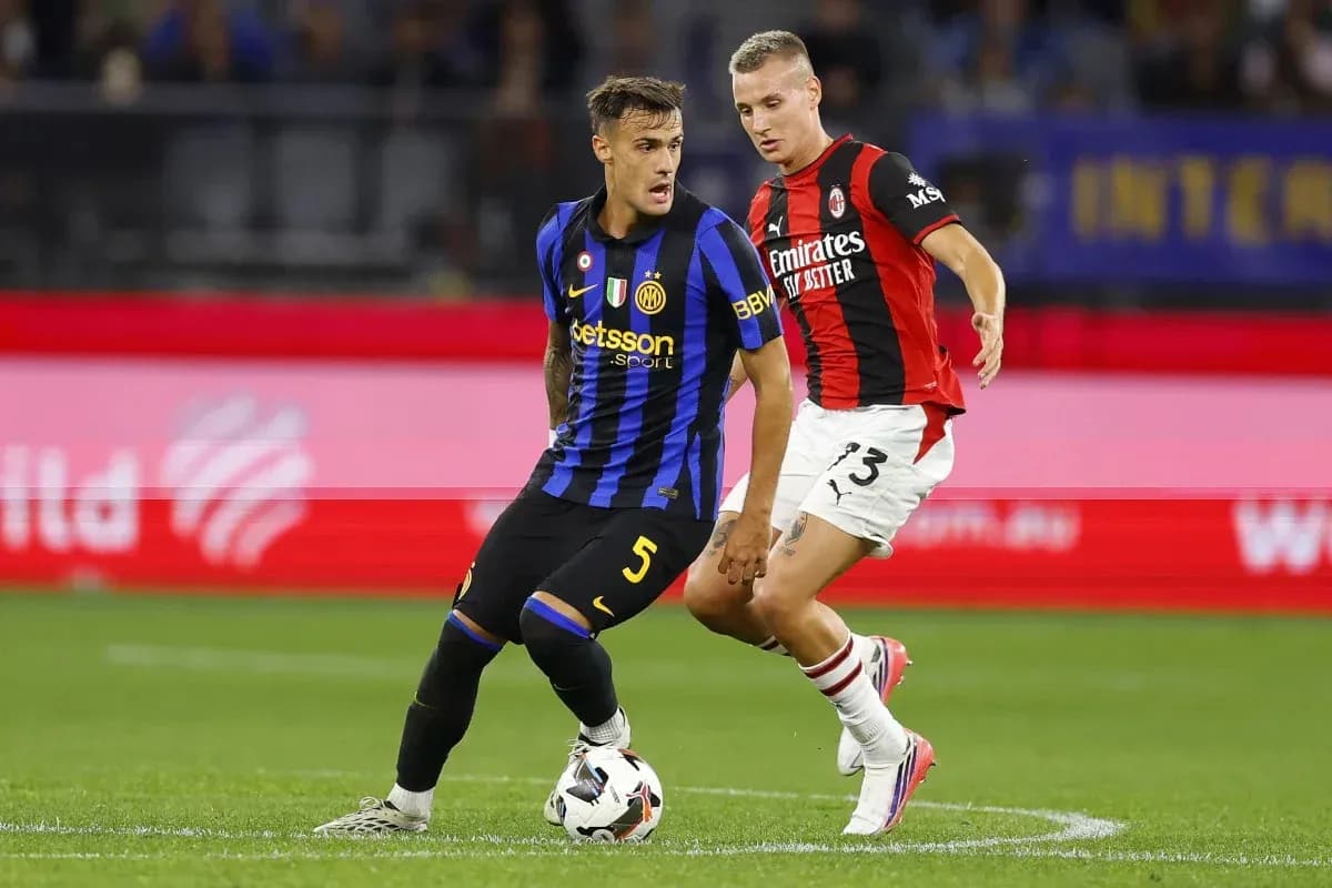 Jugadores de Inter y Milan compitiendo por el balón Jugadores de Inter y Milan compitiendo por el balón