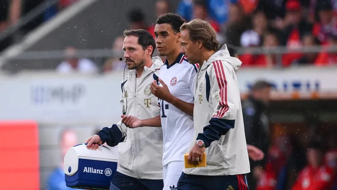 Jugador siendo atendido por el personal médico Jugador siendo atendido por el personal médico