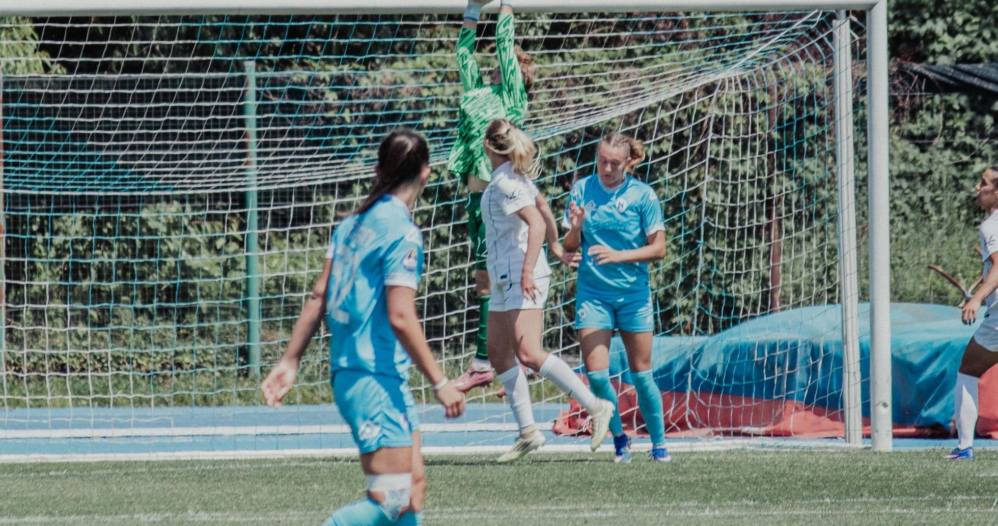 Portera atrapando el balón en el partido Portera atrapando el balón en el partido