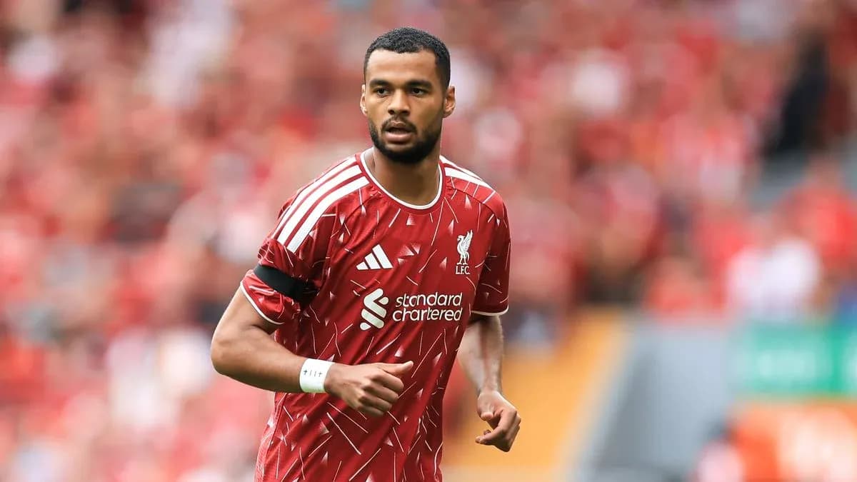 Jugador de Liverpool corriendo en el campo Jugador de Liverpool corriendo en el campo