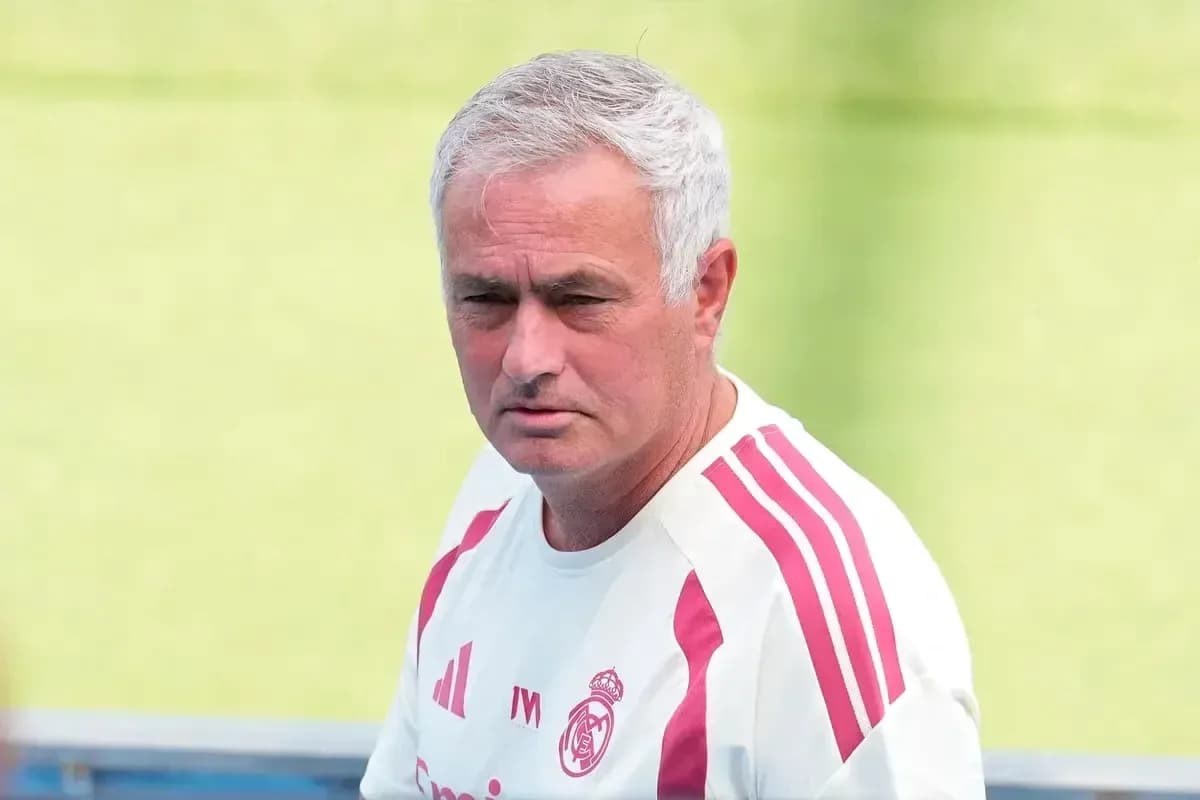 Entrenador en sesión de entrenamiento del equipo Entrenador en sesión de entrenamiento del equipo