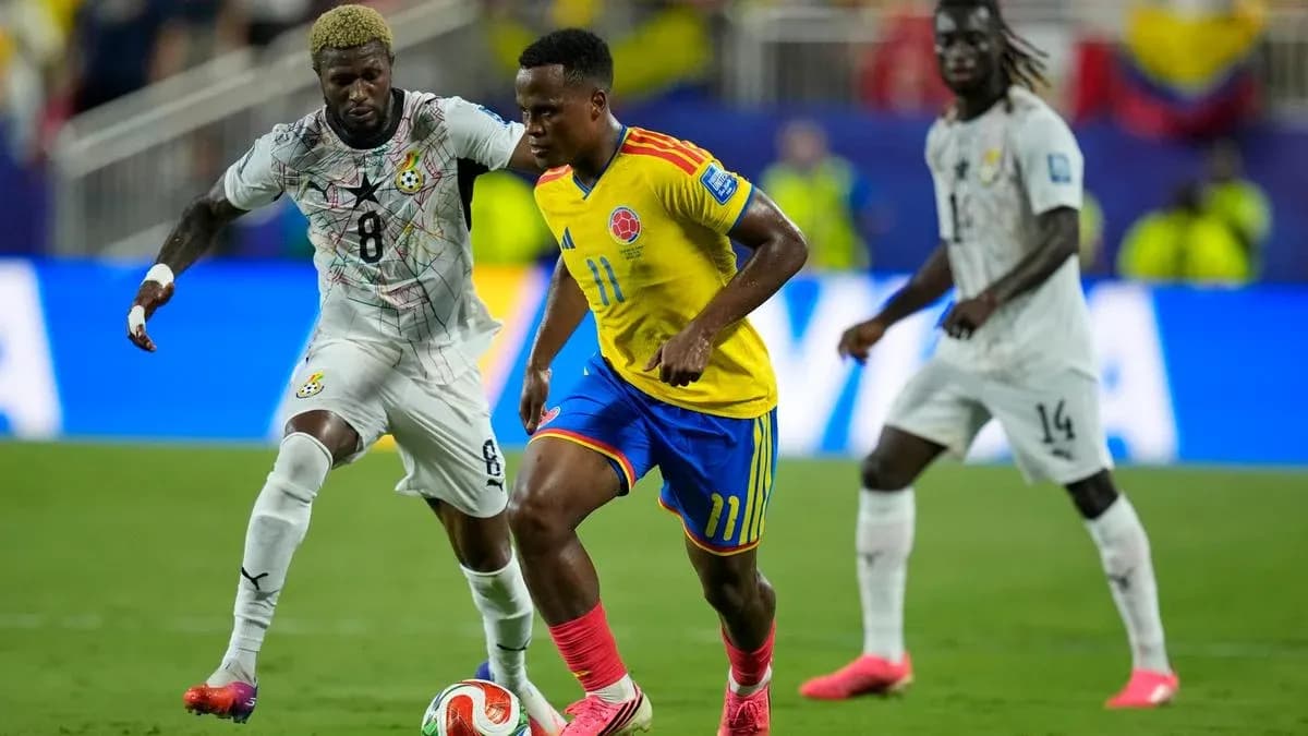 Jugador colombiano driblando a oponente ghanés en partido Jugador colombiano driblando a oponente ghanés en partido