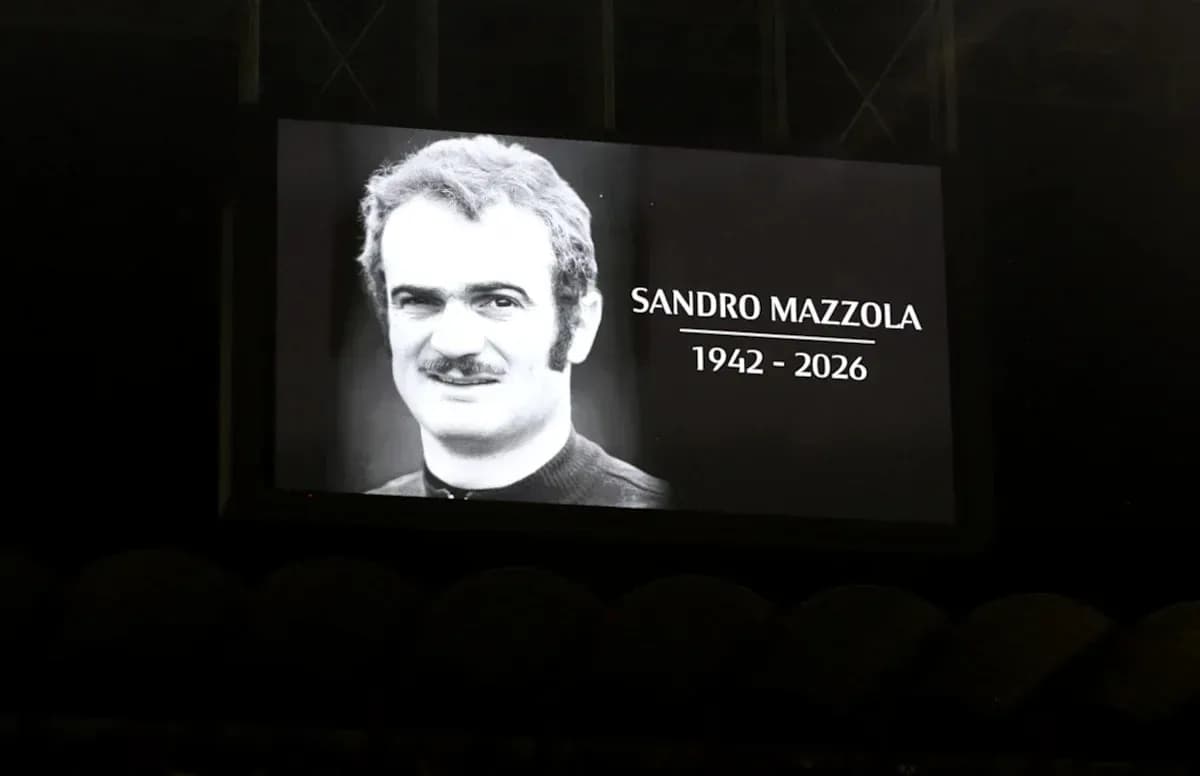 Pantalla mostrando homenaje a Sandro Mazzola Pantalla mostrando homenaje a Sandro Mazzola