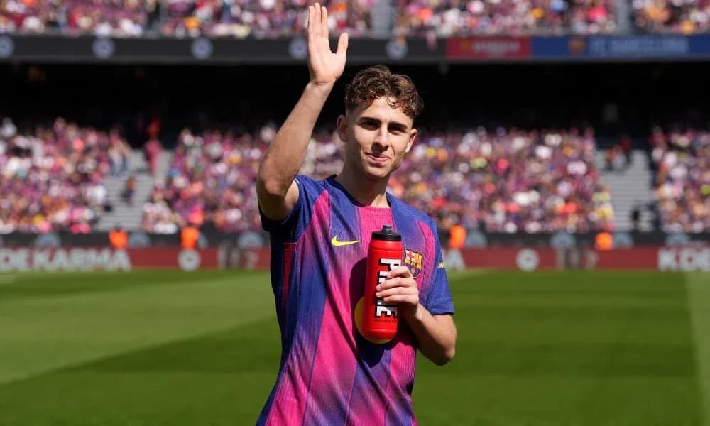 Jugador de Barcelona saludando con botella de agua Jugador de Barcelona saludando con botella de agua