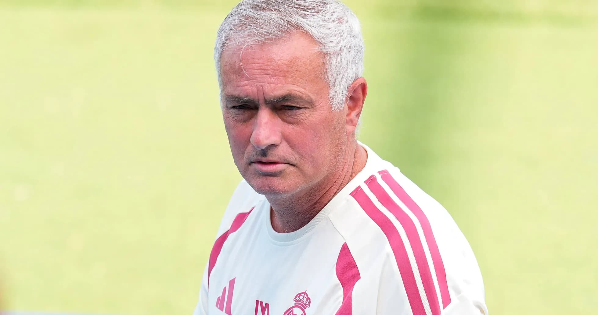 Entrenador de fútbol en sesión de entrenamiento Entrenador de fútbol en sesión de entrenamiento