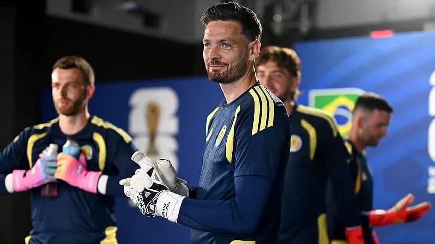 Portero y jugadores de equipo en vestuario Portero y jugadores de equipo en vestuario