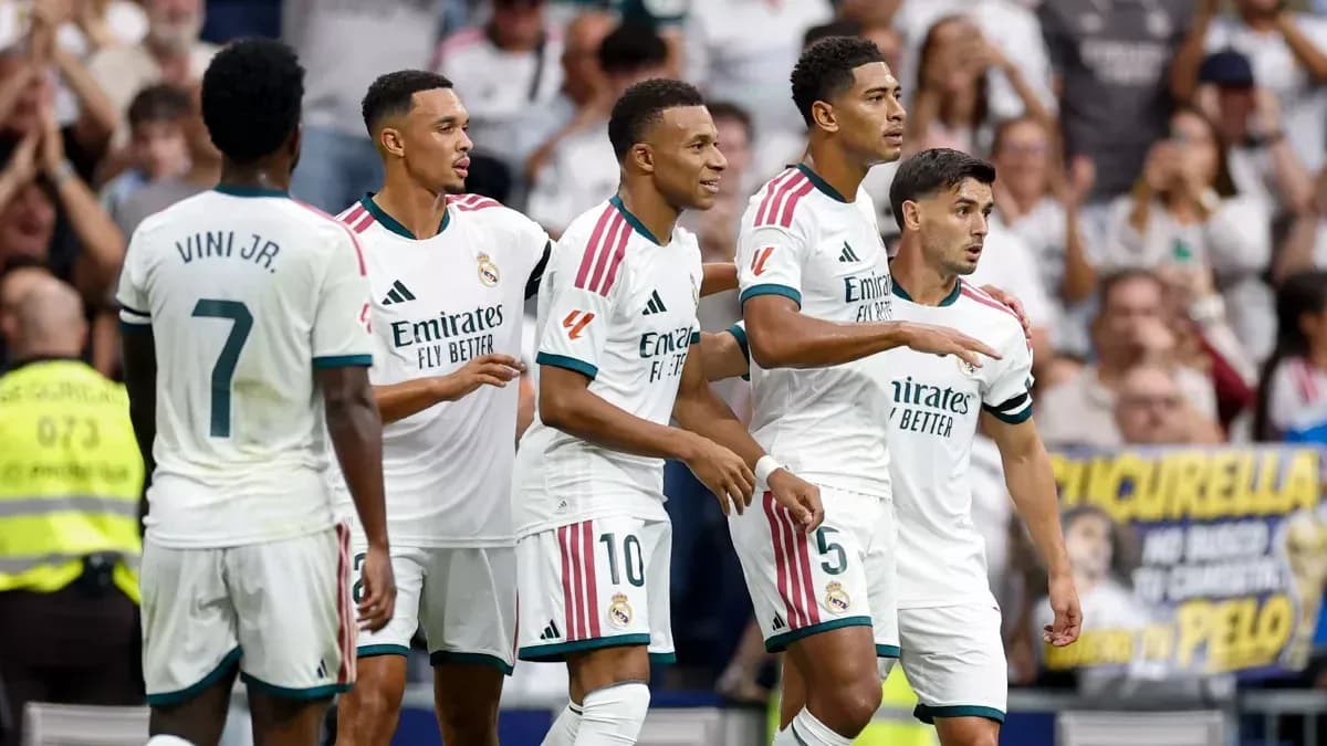 Jugadores de Real Madrid celebrando un gol Jugadores de Real Madrid celebrando un gol