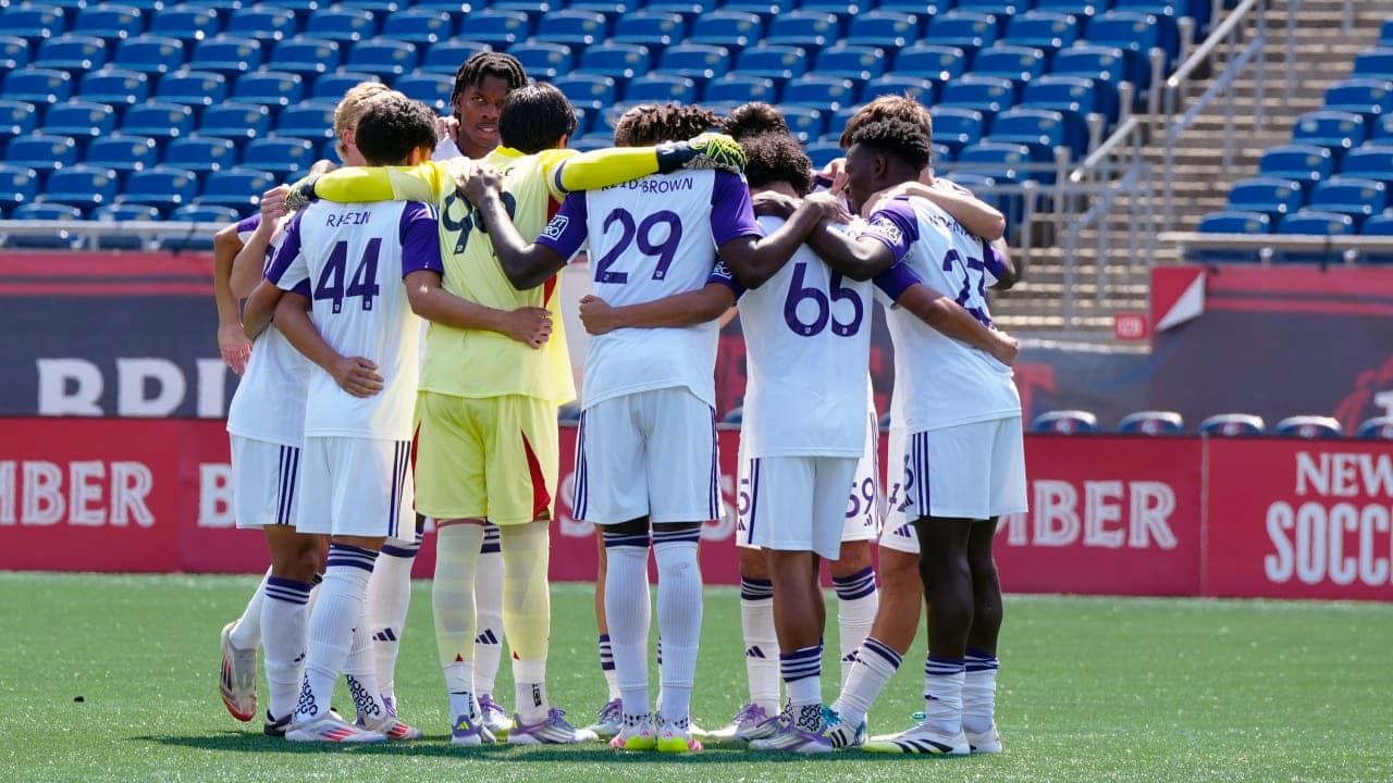 Jugadores de Orlando City II en círculo Jugadores de Orlando City II en círculo