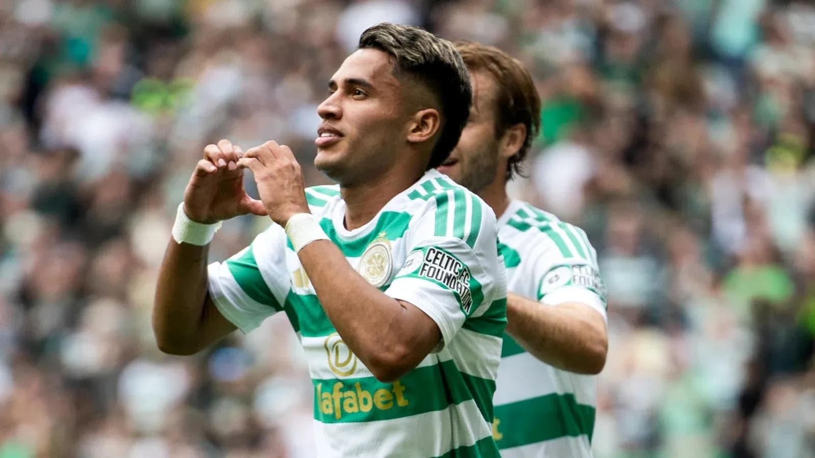 Jugador celebrando gol con un gesto de corazón Jugador celebrando gol con un gesto de corazón