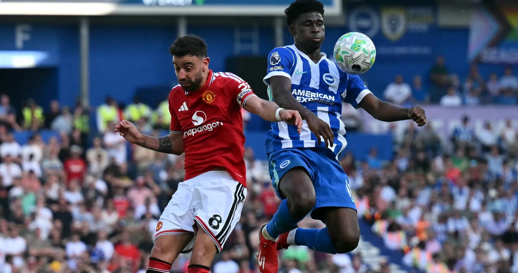 Jugadores de Manchester United y Brighton luchando por el balón Jugadores de Manchester United y Brighton luchando por el balón