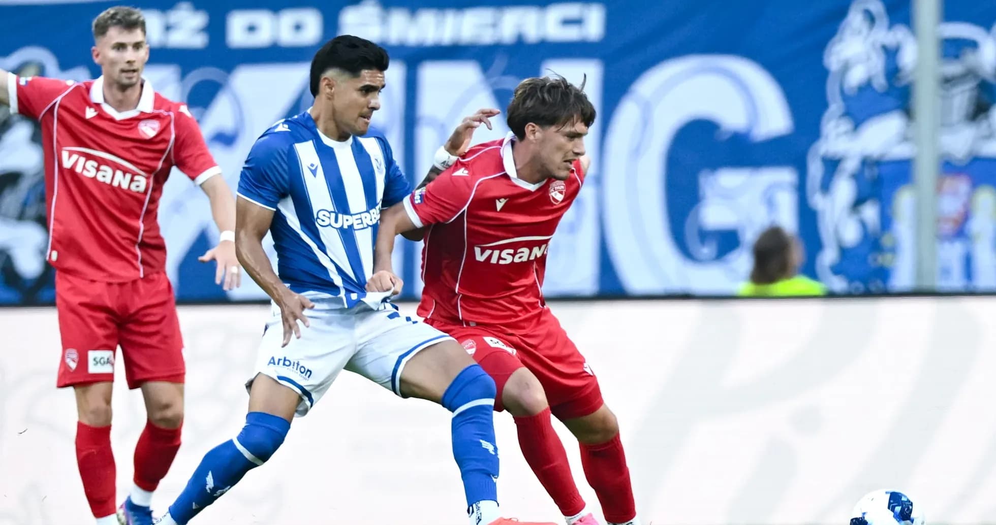 Jugadores compitiendo en el partido de fútbol Jugadores compitiendo en el partido de fútbol